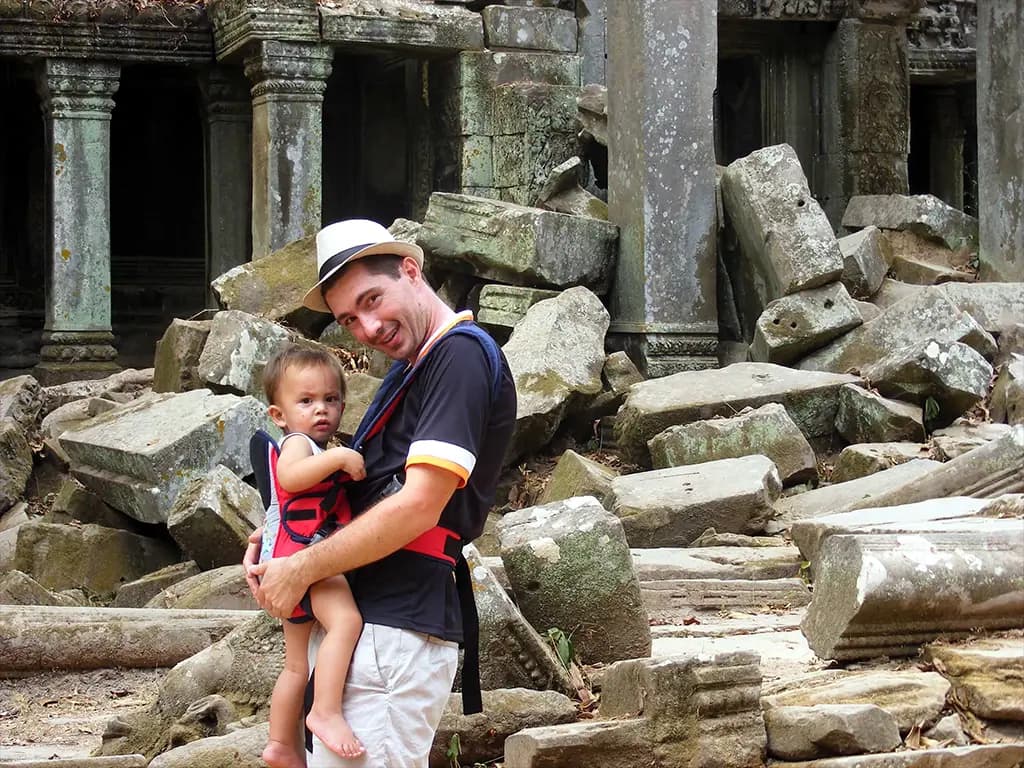 Avec mon fils en porte-bébé, parmi les ruines d’un temple d’Angkor, au Cambodge