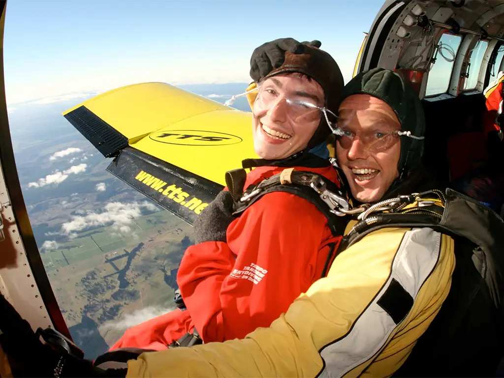 Saut en parachute en tandem à Taupo, en Nouvelle-Zélande, juste avant de sauter de l’avion