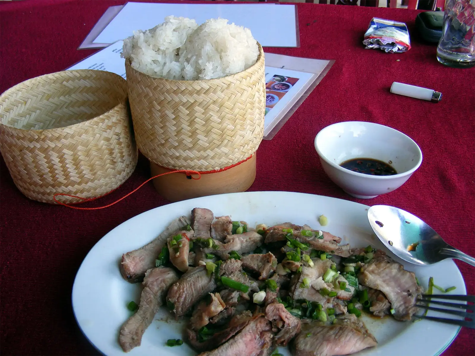 Riz collant et Laab de porc – Plat typique du Laos