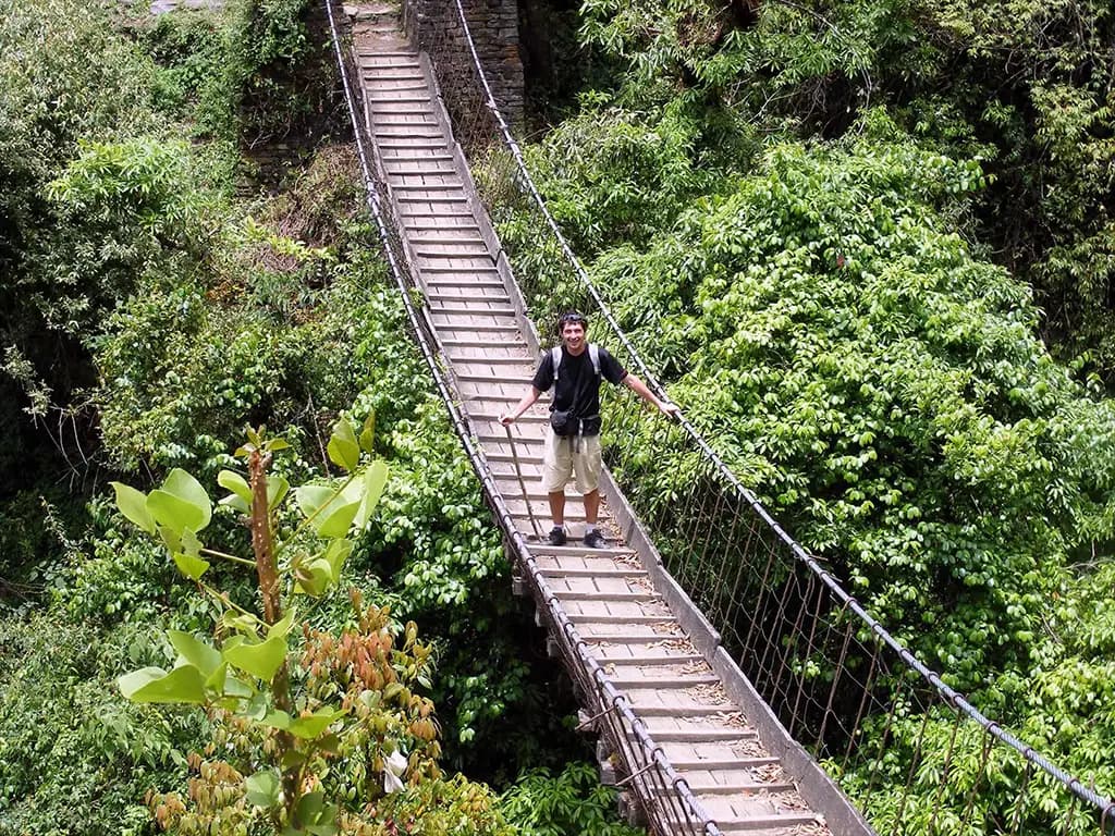 Sur un pont suspendu en pleine jungle, lors d’un trek près de Pokhara, au Népal