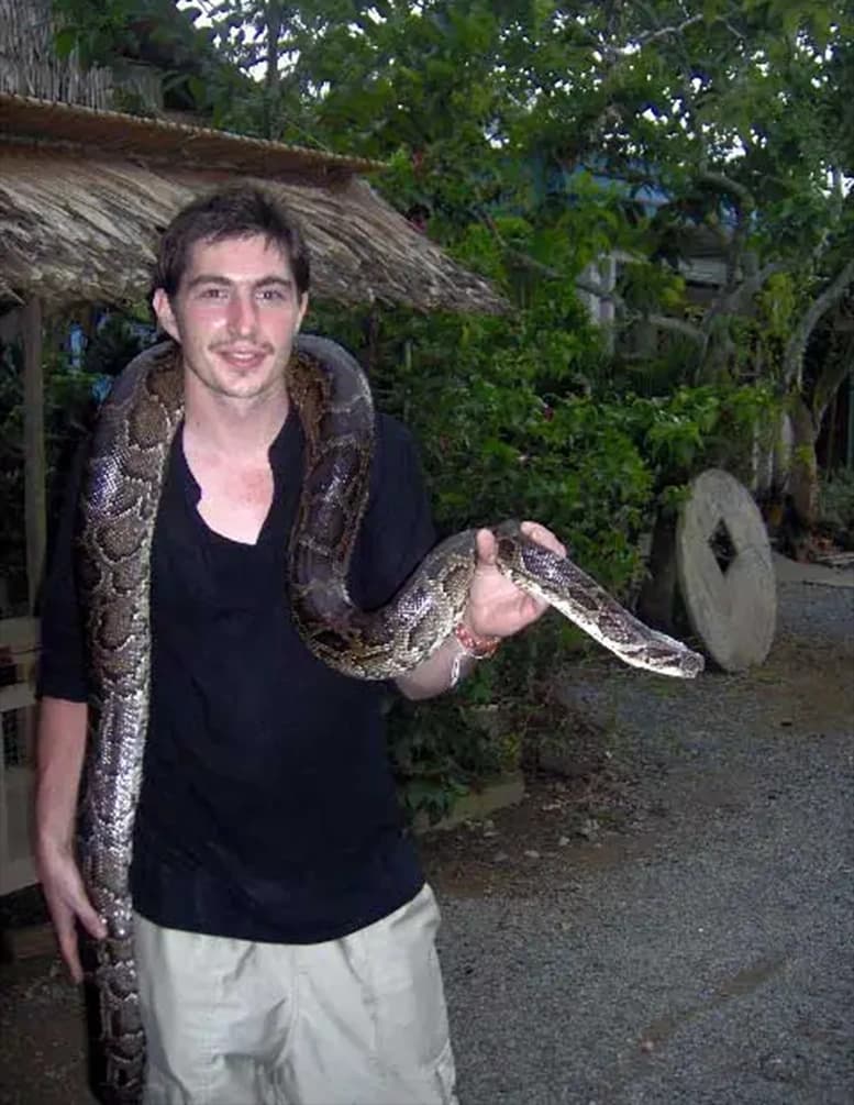 Un python sur les épaules au Vietnam