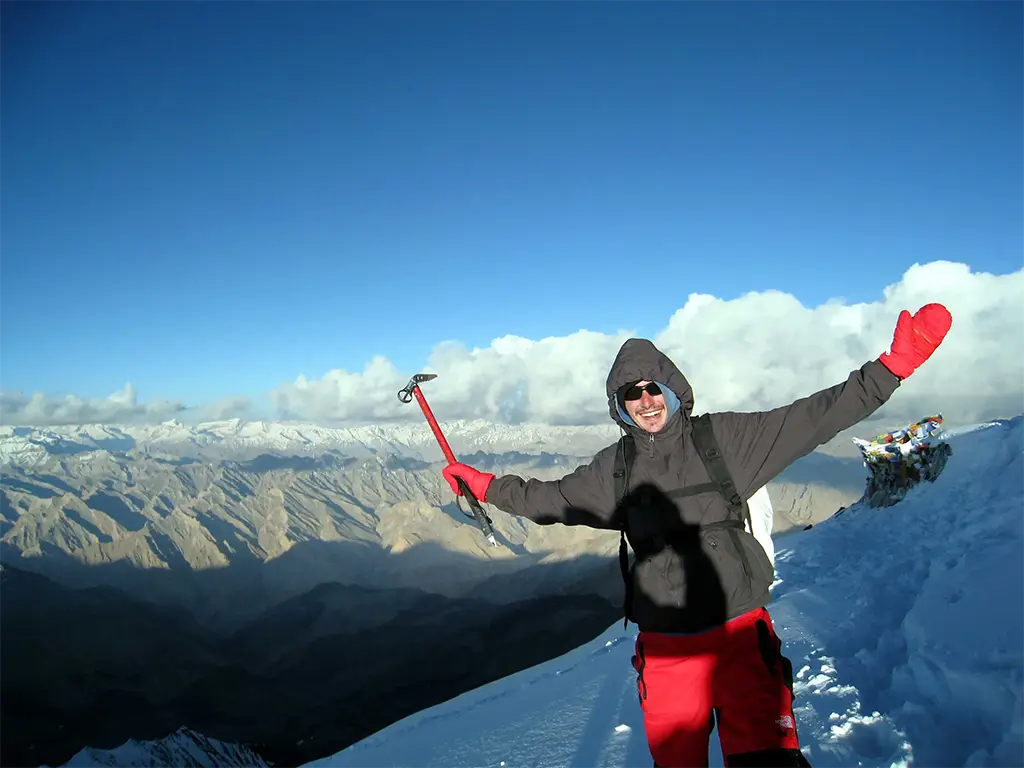 Au sommet du Stok Kangri (6 153 m), piolet levé face aux montagnes du Ladakh