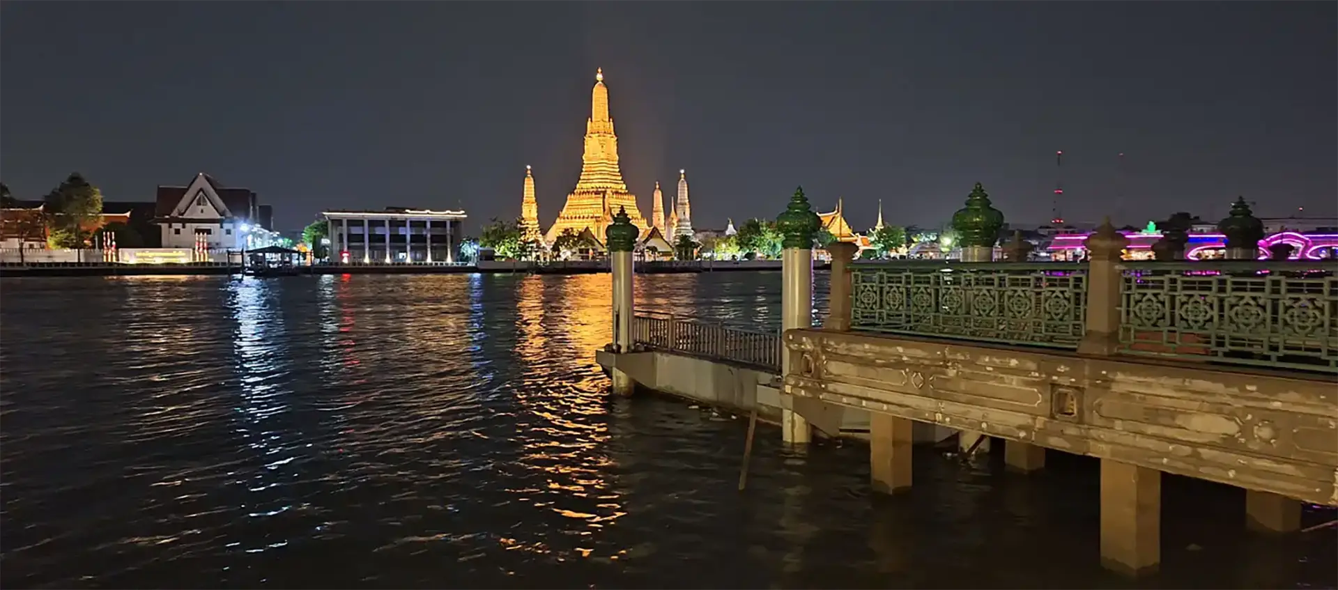 Vue de nuit sur le Temple Arun à Bangkok – Thaïlande