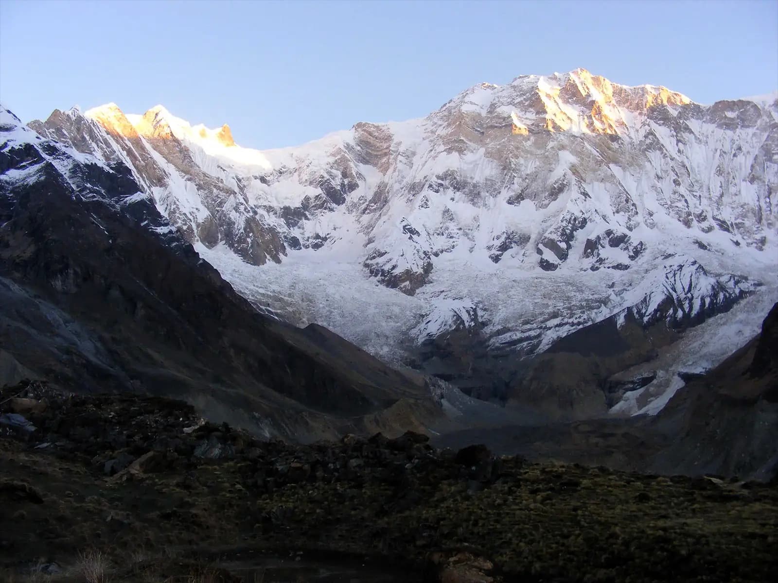 Le sommet de l’Annapurna Sud se dévoile au petit matin depuis le camp de base de l’Annapurna