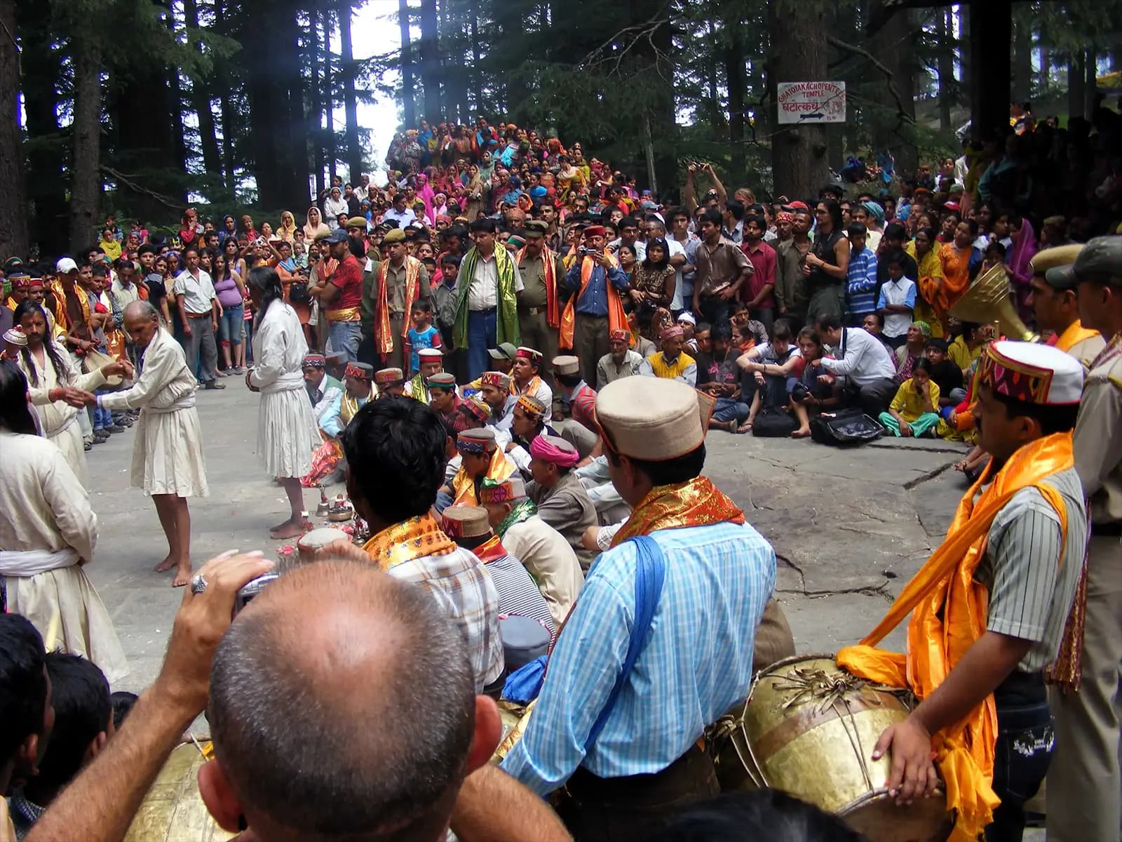 Cérémonie dans le temple dédié à Manu, Manali