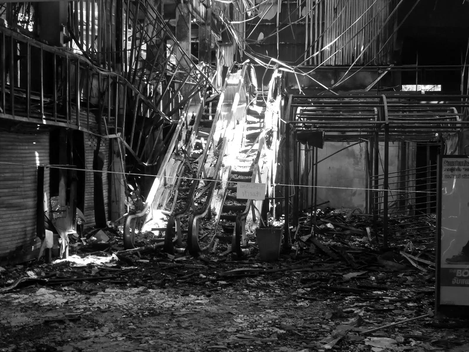 Escalators en ruines dans le quartier de Ratchaprasong à Bangkok