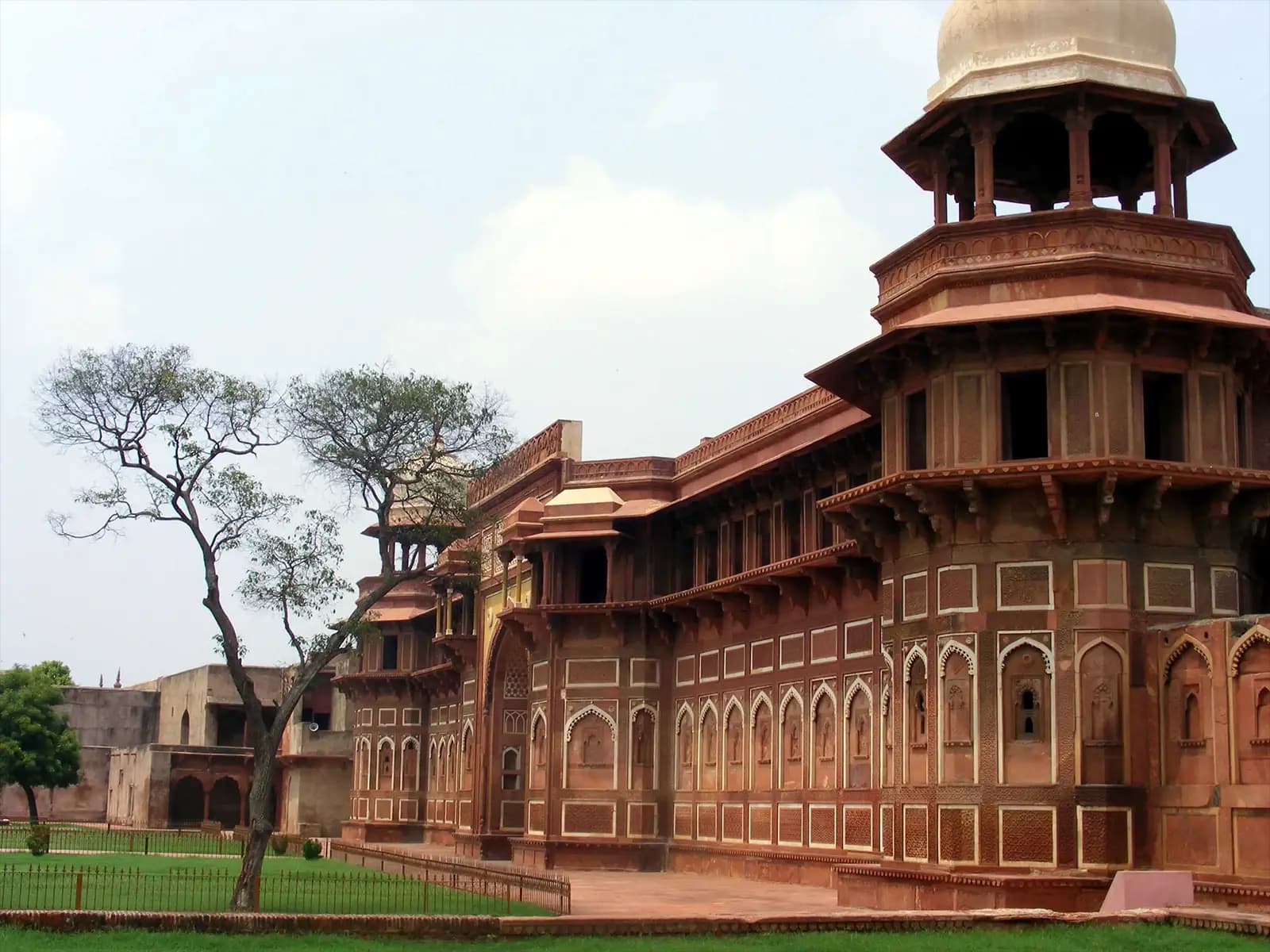 Remparts rouges du fort d’Agra en Inde