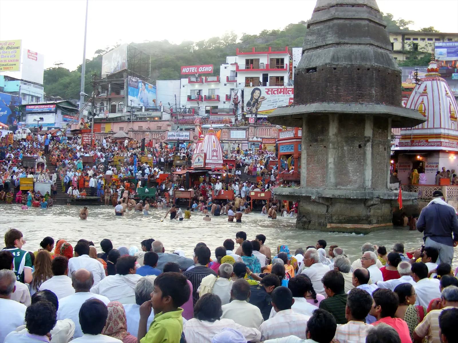 Cérémonie du soir sur les ghats à Haridwar - Inde du Nord