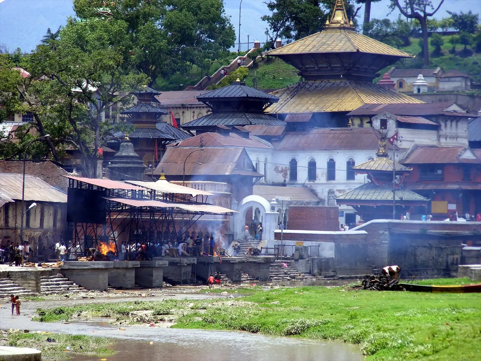 Les ghats de crémation au temple de Pashupatinath à Katmandou - Népal