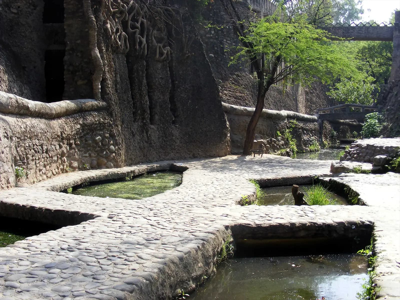Dans le jardin des Rochers de Chandigarh - Inde du Nord