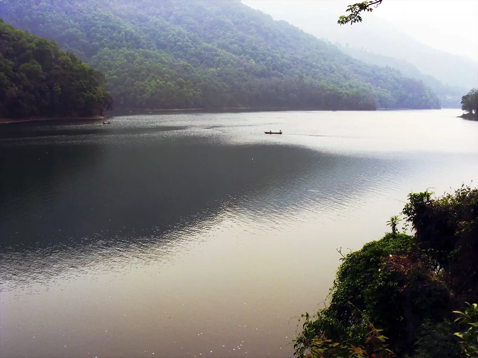 Balade en canoé sur le lac Phewa à Pokhara - Népal