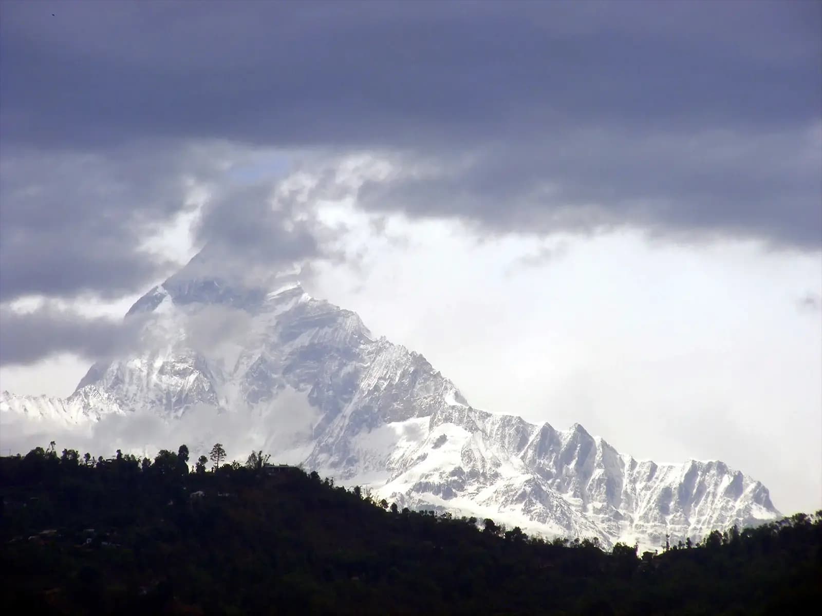 Sommet du Machapuchare à travers les nuages - Pokhara