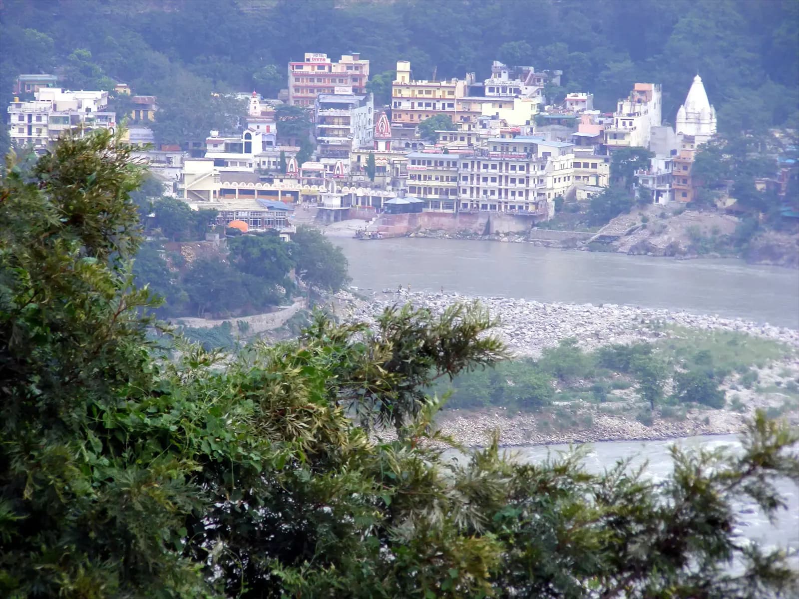Vue de Rishikesh depuis les hauteurs - Inde du Nord