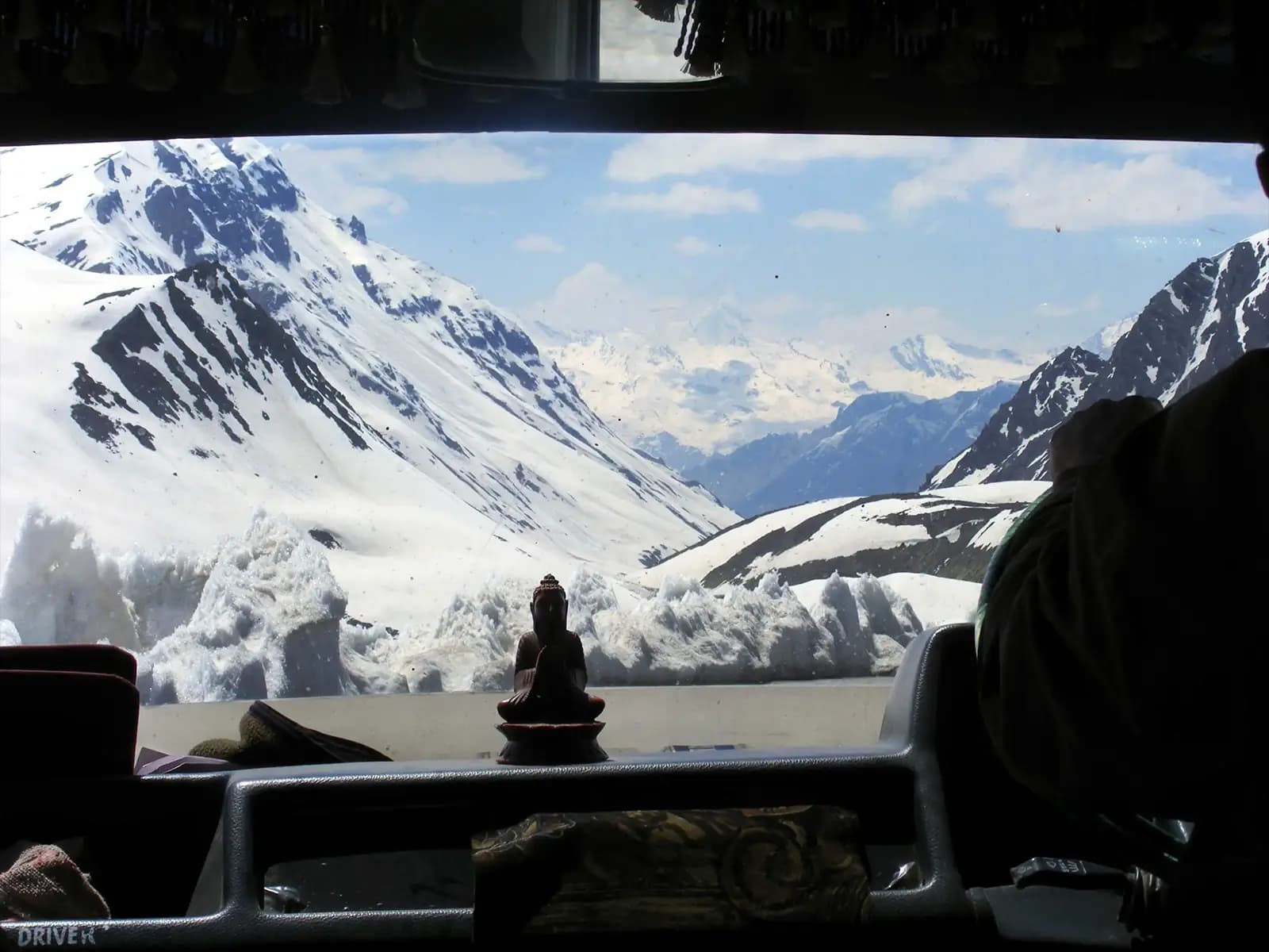 En voiture sur la route mystique reliant Leh à Manali