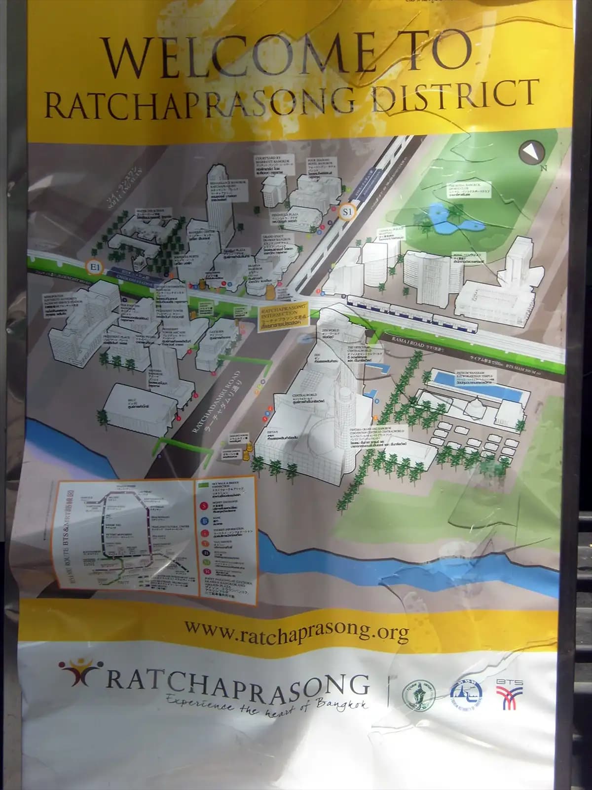 Affiche de bienvenue à Ratchaprasong abîmée après les émeutes