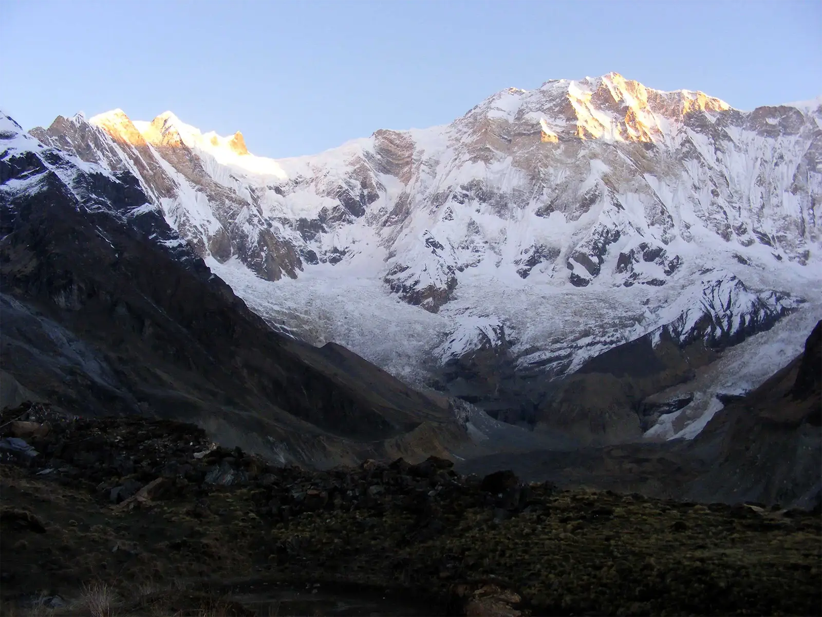 Le sommet de l’Annapurna Sud se dévoile au petit matin depuis le camp de base de l’Annapurna