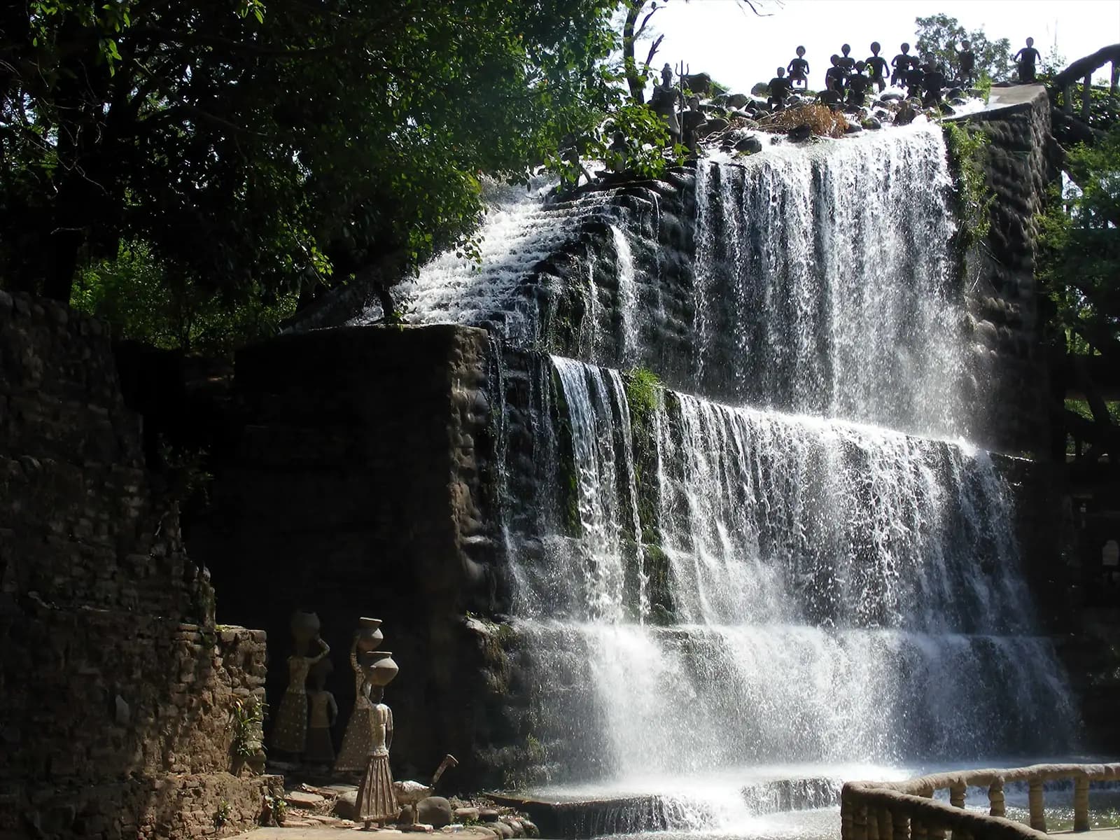 Cascade dans le jardin des Rochers de Chandigarh – Inde du Nord