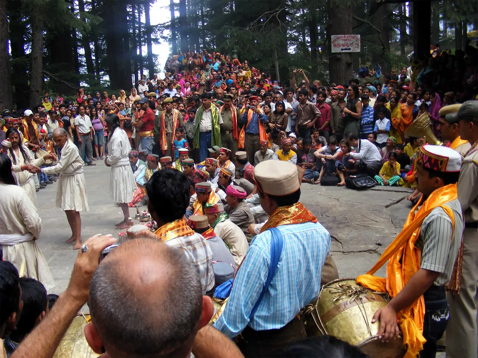 Cérémonie dans le temple dédié à Manu, Manali