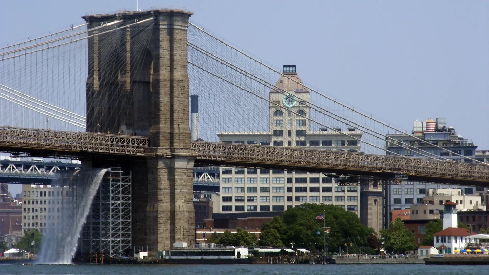 Pilier de pierre du pont de Brooklyn et cascade artificielle de l’été 2008 se déversant dans l’East River, à New York