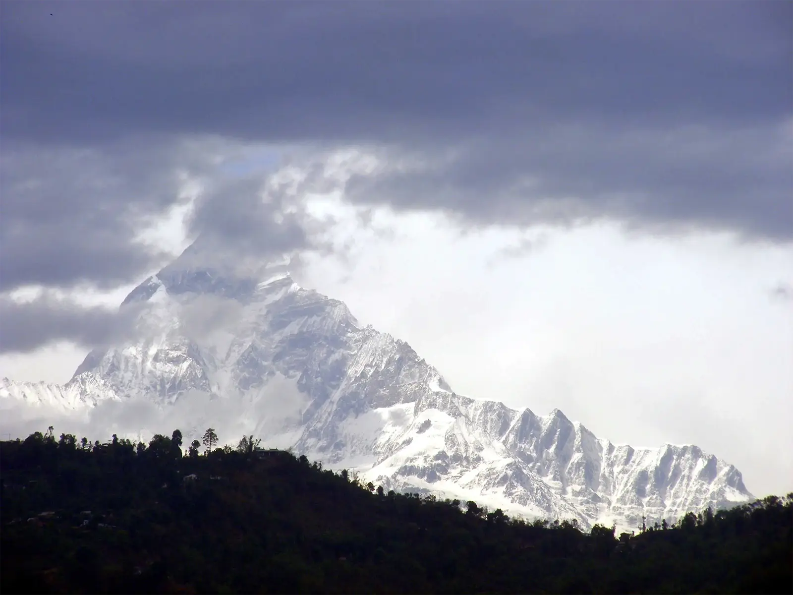 Sommet du Machapuchare à travers les nuages – Pokhara