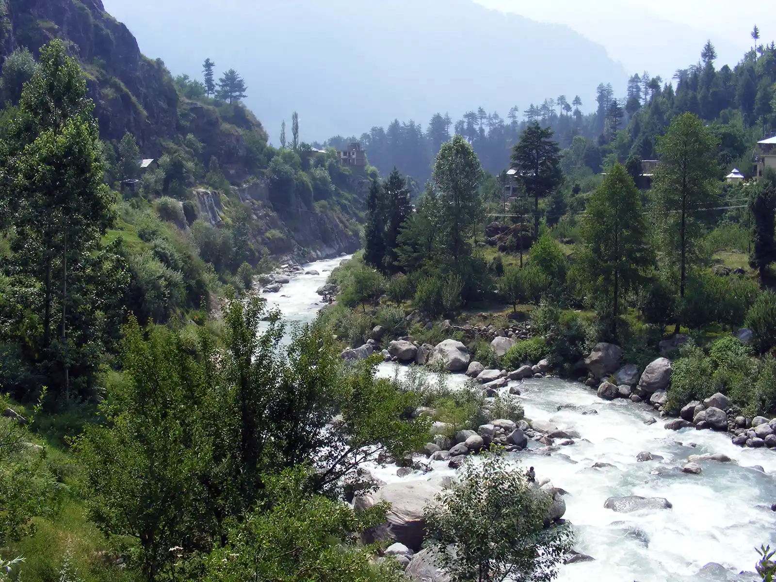 La rivière Manalsu bordant l’ancienne Manali