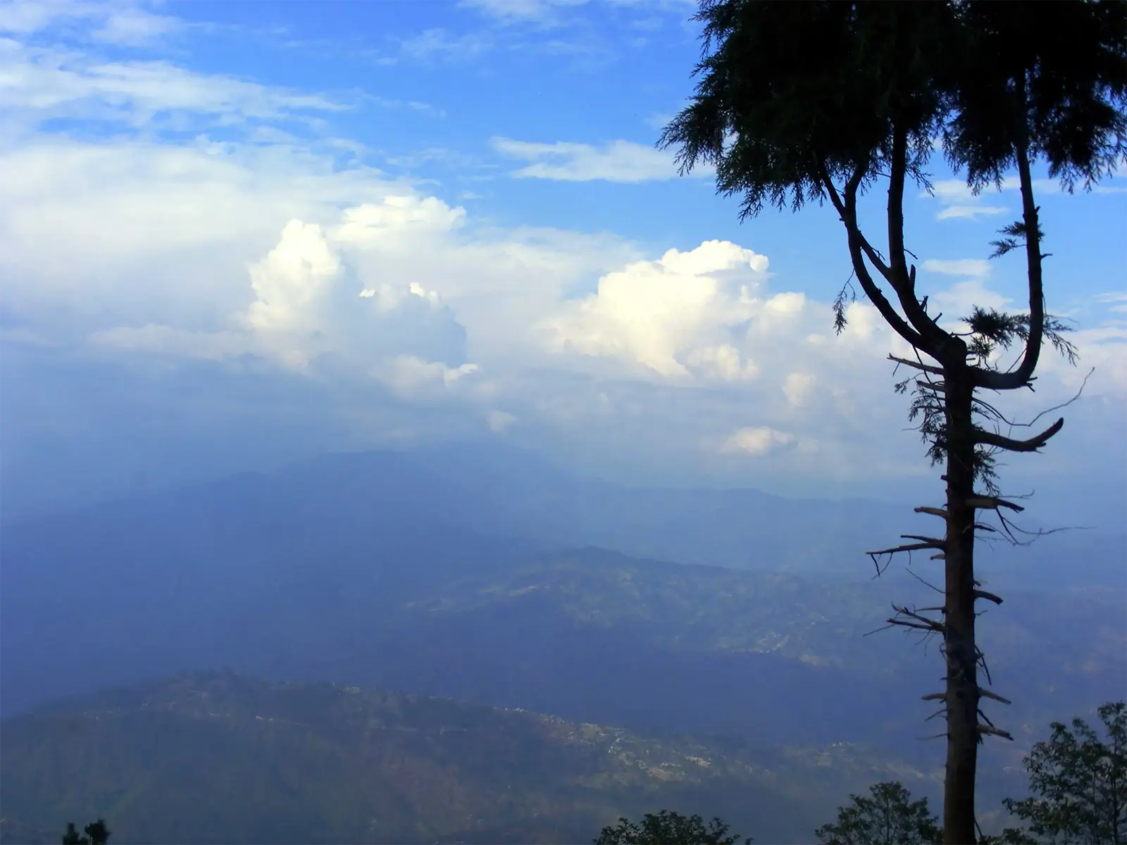 Sommets himalayens dans le brouillard à Nagarkot – Népal