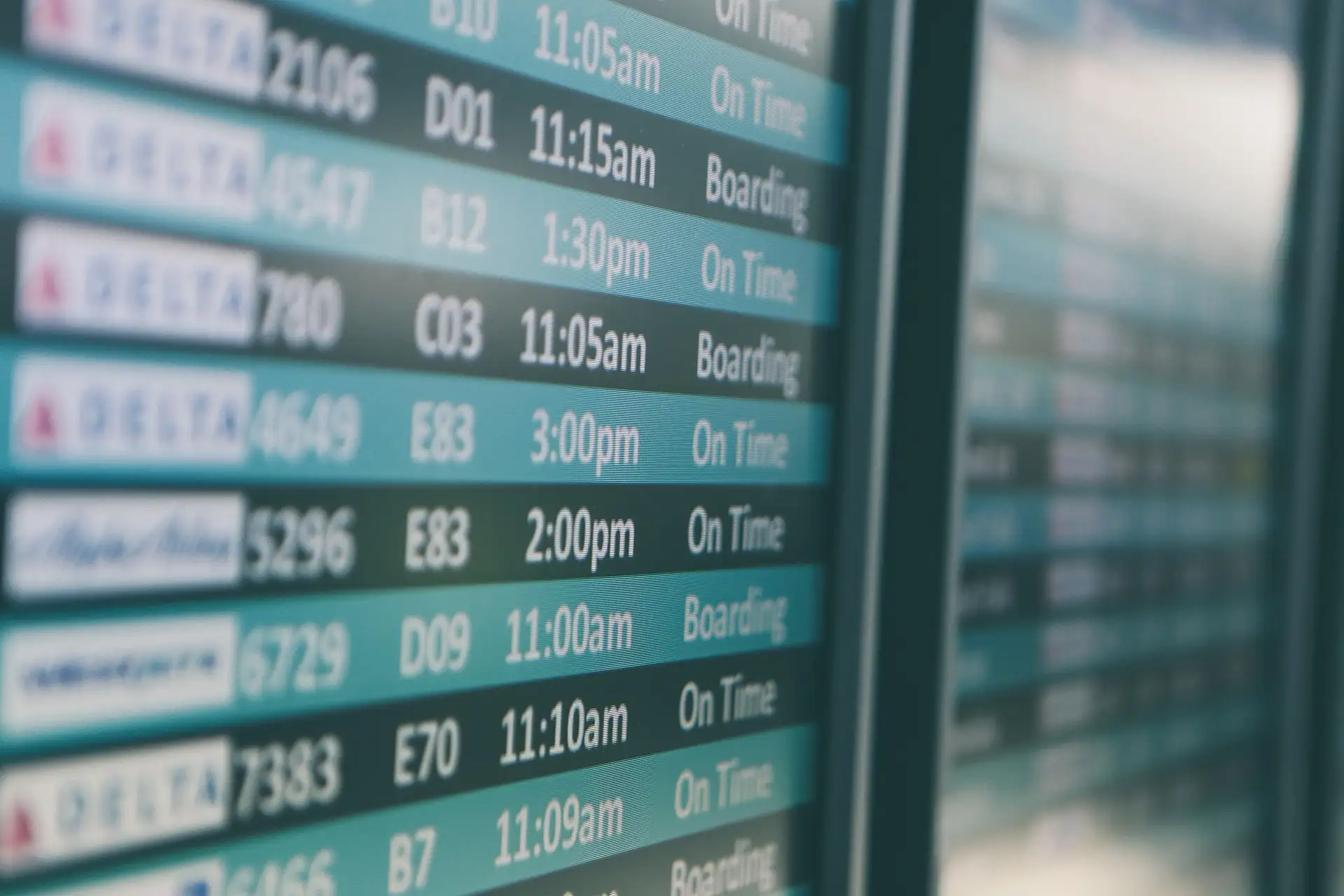 Tableau des départs d’un aéroport, avec ses vols Delta à l’heure ou en cours d’embarquement
