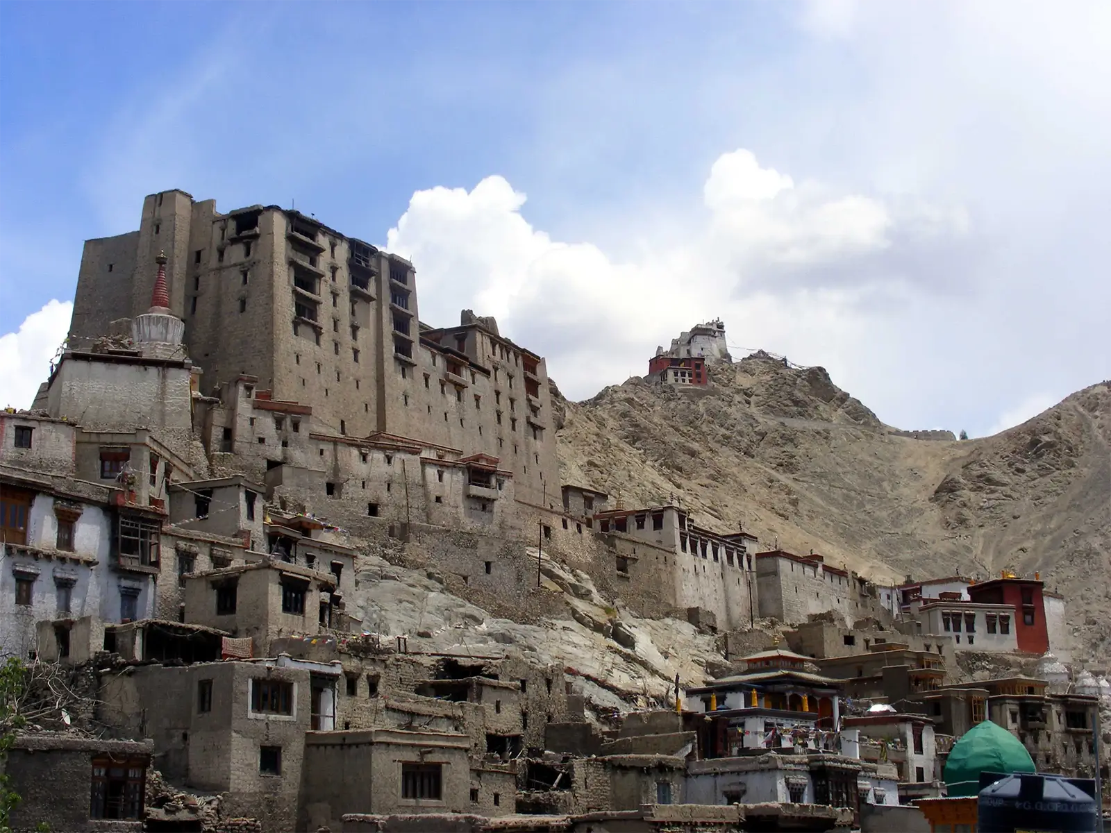 Le palais de Leh au-dessus des maisons de terre de la vieille ville, le monastère de Tsemo perché sur la crête