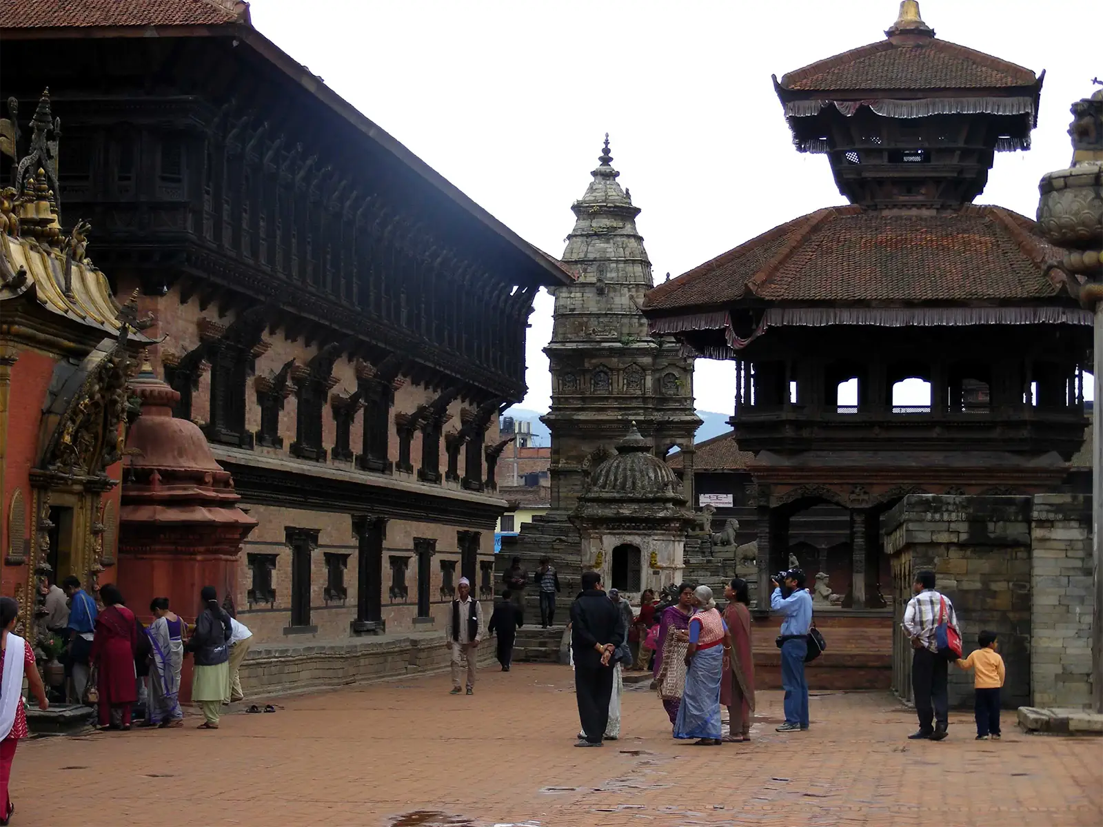 Le palais aux 55 fenêtres, un temple de pierre et un pavillon à pagode sur le Durbar Square de Bhaktapur
